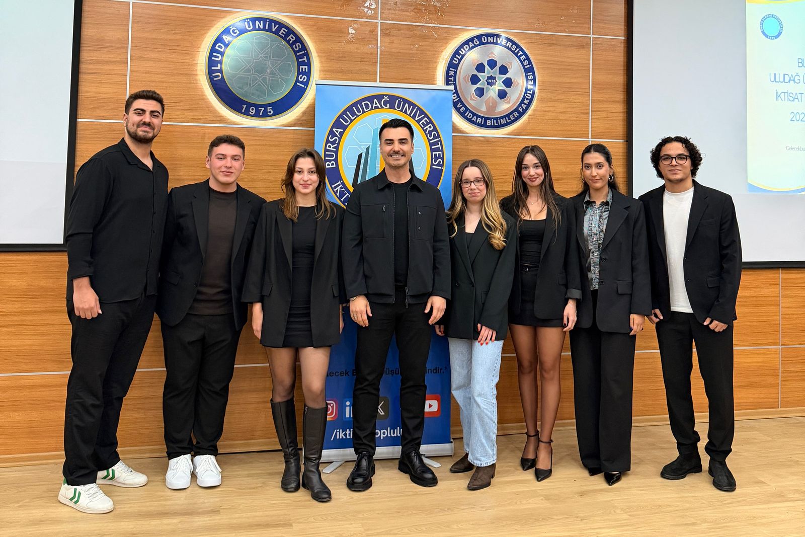 Faruk Toprak, Bursa Uludağ Üniversitesi İktisat Topluluğu ekibiyle salonda